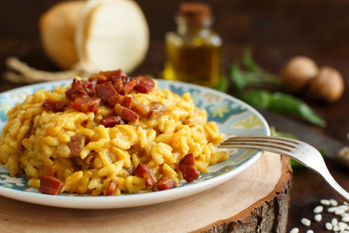 Risotto alla carbonara la ricetta che unisce due preparazioni sensazionali