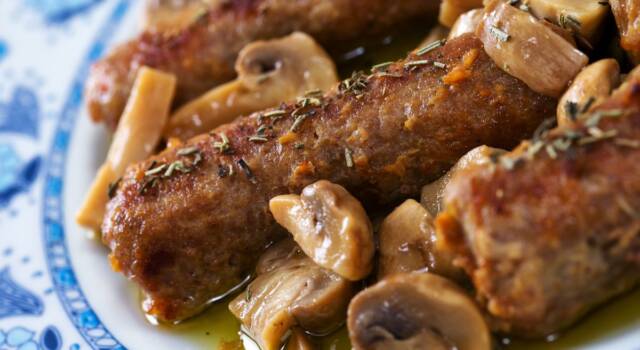 Salsiccia e funghi in padella: un secondo piatto amato da tutti!