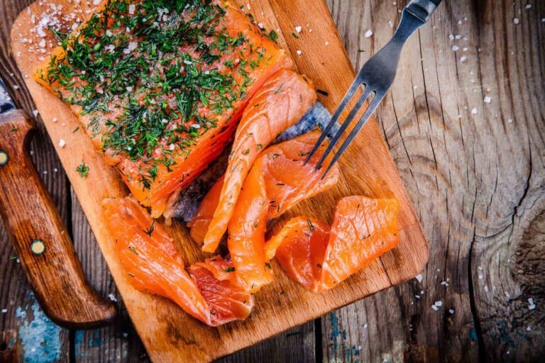 Salmone affumicato come si fa, quali sono le sue caratteristiche e ricette