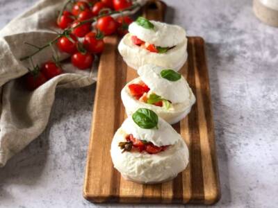 Che bontà la mozzarella ripiena, di pomodori e non solo! Pronta in 5 minuti con foto e videoricetta