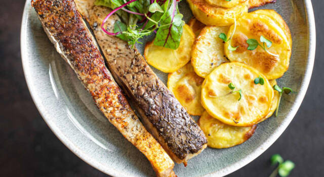 Merluzzo al forno con patate: il migliore dei secondi di pesce veloci