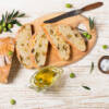 Fatto in casa, fragrante e goloso: ma è il pane alle olive!