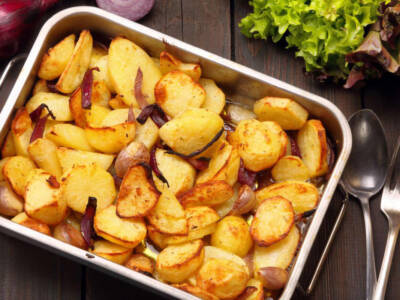 Veloci, facili e saporite: prepariamo patate e cipolle al forno!