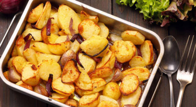 Veloci, facili e saporite: prepariamo patate e cipolle al forno!