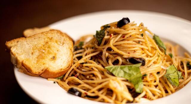 Spaghetti poveri: la semplicità incontra i sapori mediterranei