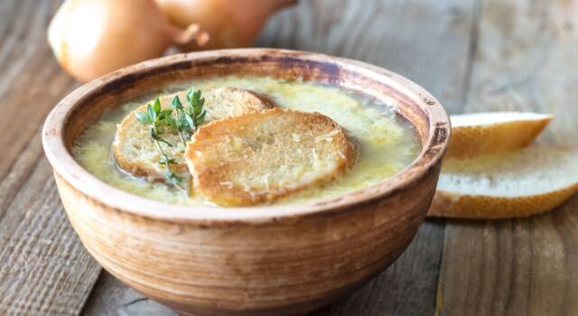 Semplifichiamo la ricetta della zuppa di cipolle, con il Bimby!