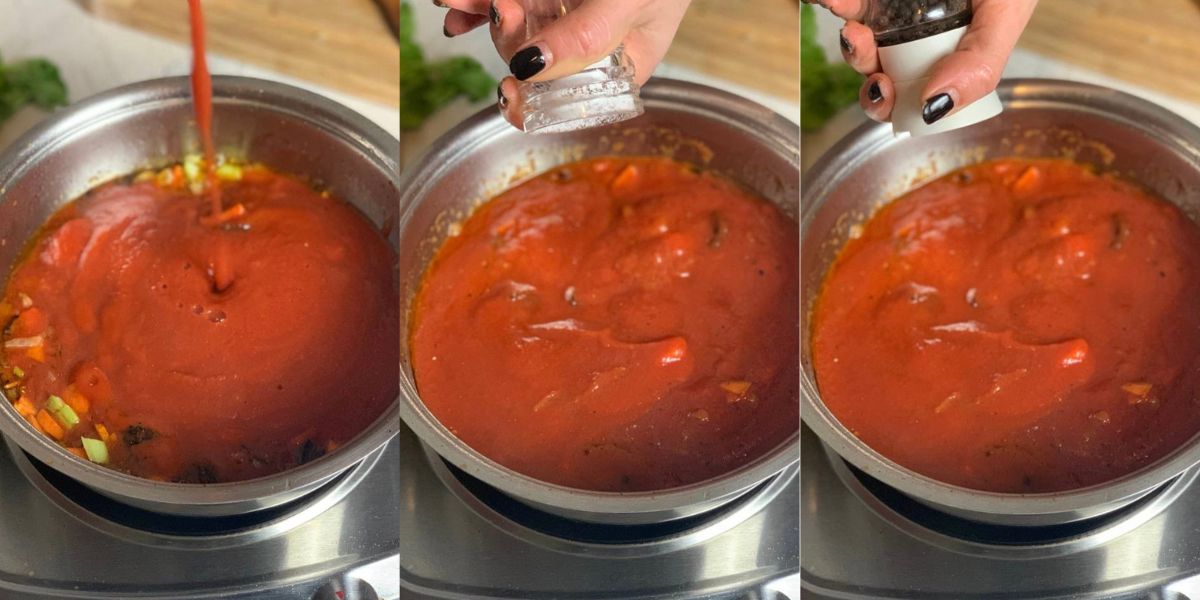 Unire passata di pomodoro, sale e pepe