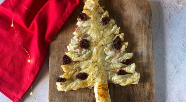 Albero di Natale di pasta sfoglia: un antipasto perfetto per le feste