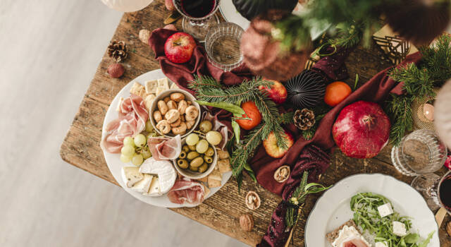 Come organizzare la cena di Natale: menù, addobbi e convivialità