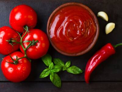 Bagnet ross: l’audace salsa piemontese con pomodori e peperoncino