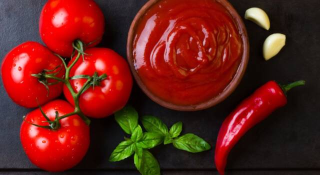 Bagnet ross: l&#8217;audace salsa piemontese con pomodori e peperoncino