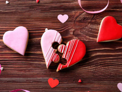 Biscotti puzzle a forma di cuore dolci e romantici
