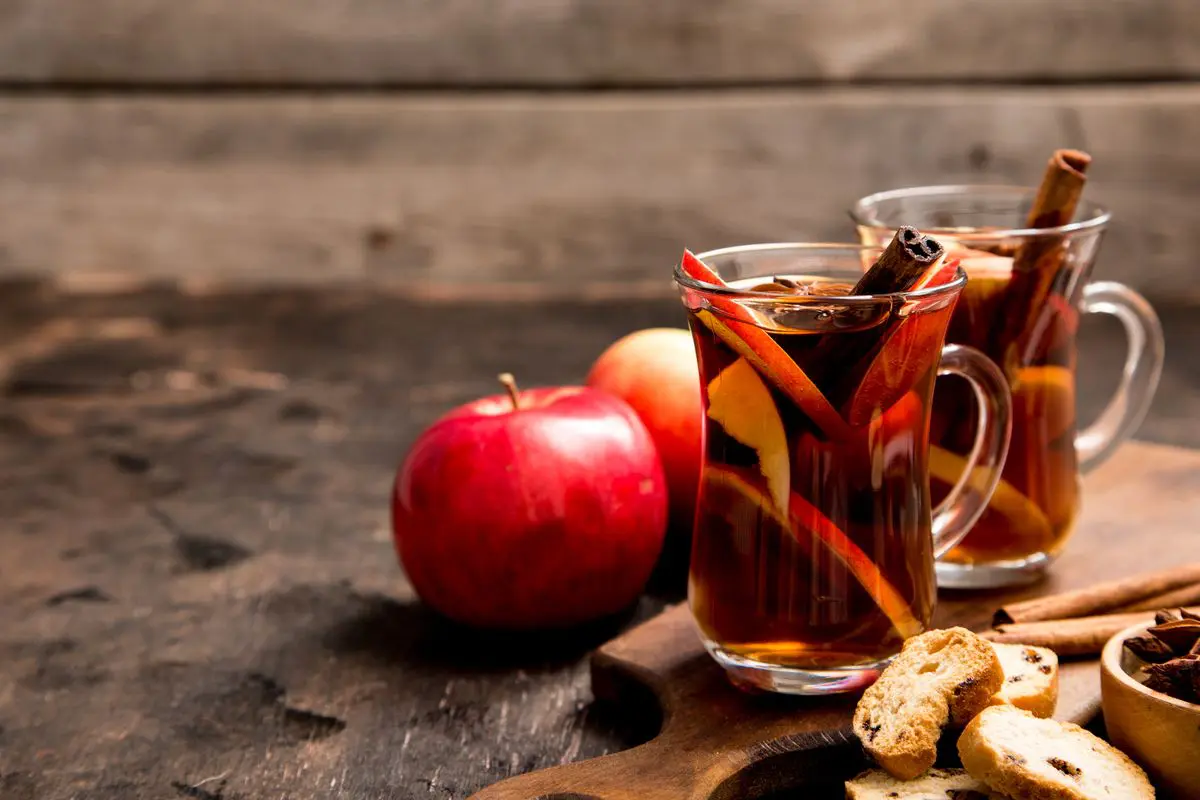 Succo di mela caldo alle spezie - Brulè di mele analcolico