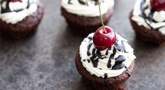 Cercate un dolcetto facile e veloce? Provate i cupcake foresta nera