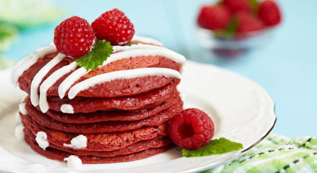 Alla ricerca di una colazione romantica? Provate i pancake red velvet