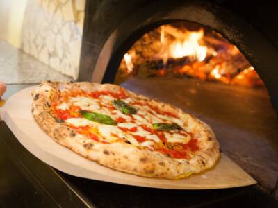 Pizza margherita forno a legna