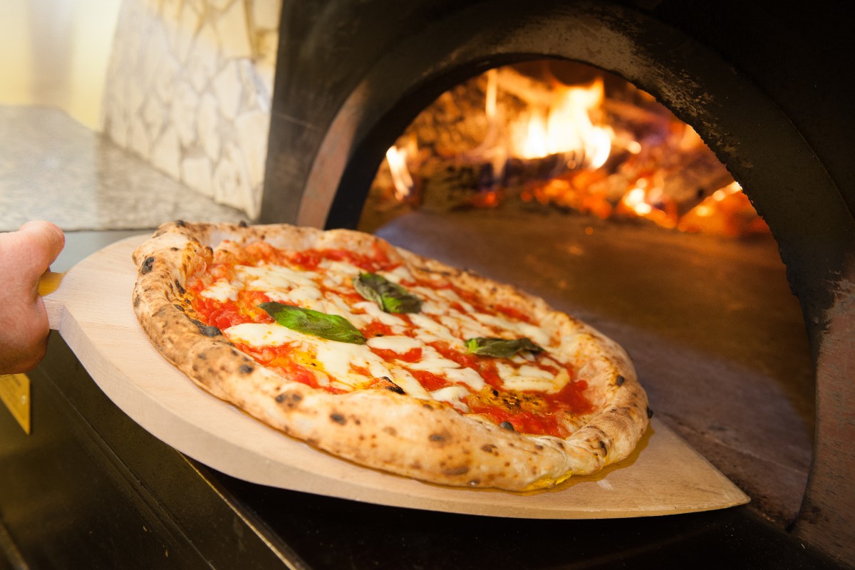 Pizza margherita forno a legna