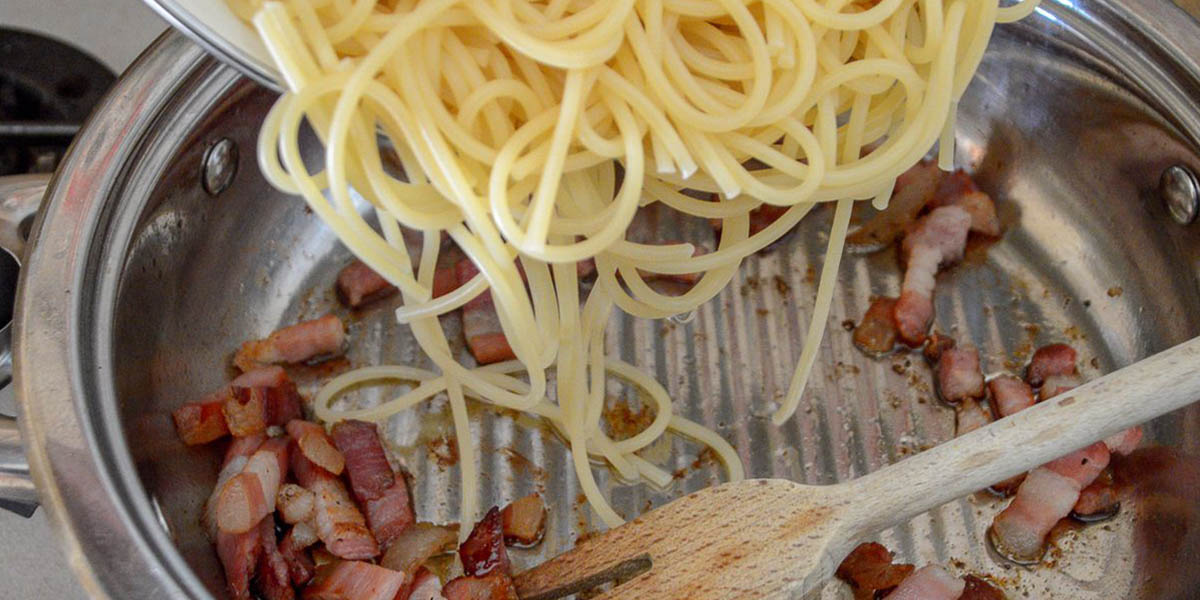 Add the spaghetti to the guanciale