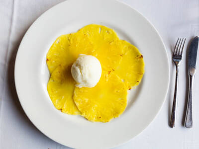 Carpaccio di ananas: un dessert fresco e leggero perfetto come fine pasto