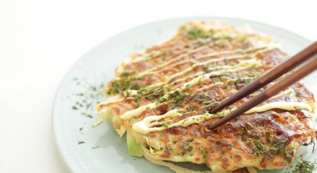 Come viene preparato okonomiyaki, un piatto tipico della cucina giapponese