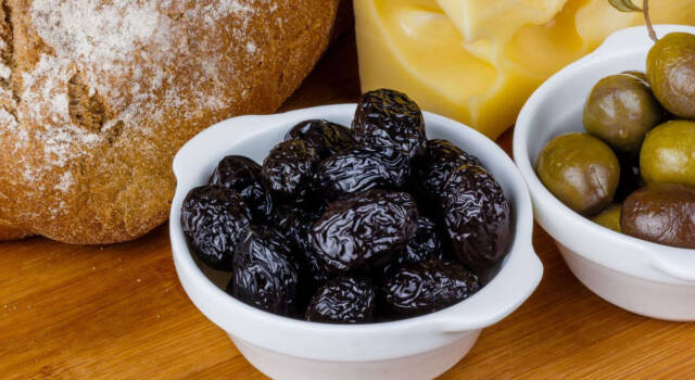 Olive nere al forno: un antipasto siciliano super goloso
