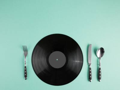 Posate e disco in vinile