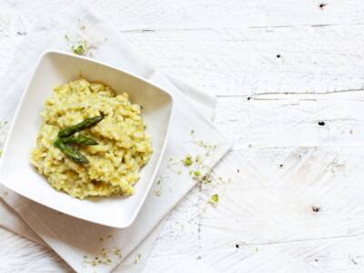 Gustate un primo piatto saporito, cremoso e molto sfizioso: il risotto asparagi e gorgonzola