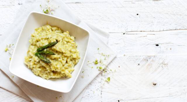 Gustate un primo piatto saporito, cremoso e molto sfizioso: il risotto asparagi e gorgonzola