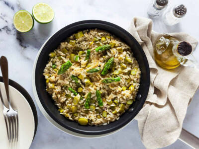 Fate fare un salto di qualità al risotto con gli asparagi: aggiungete la salsiccia!