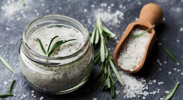 Come fare il sale aromatizzato: ricette e consigli