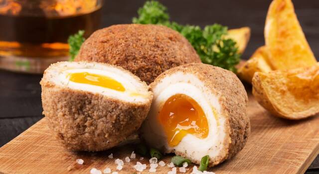 Uova sode ricoperte di carne e fritte: buone le scotch eggs!