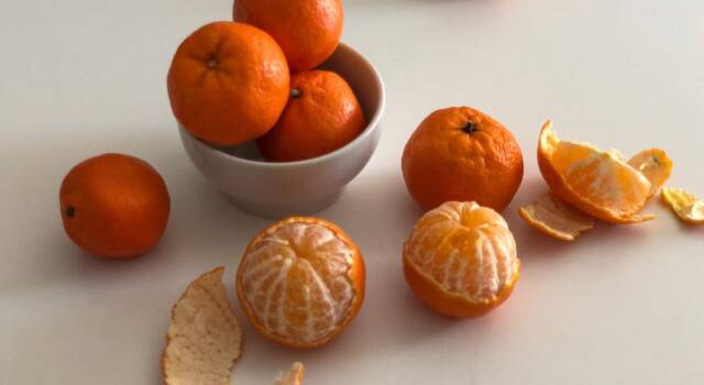 Uno, nessuno, mille modi per riciclare le bucce di mandarino con i nostri (video consigli)