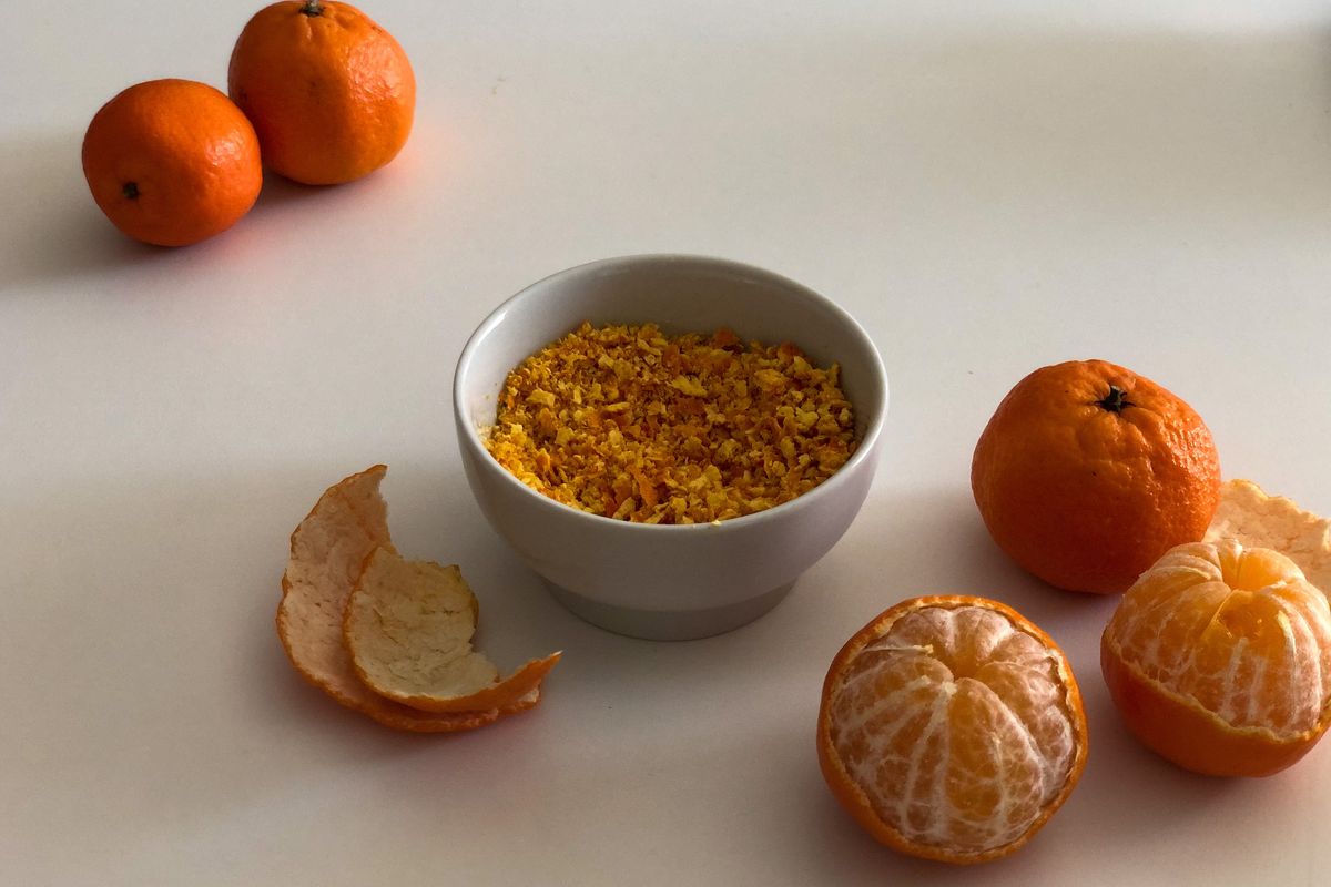 Bucce di mandarino essiccate e tritate