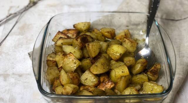 Come si fanno le patate al forno perfette (morbide dentro e croccanti fuori)? Foto e videoricetta infallibili