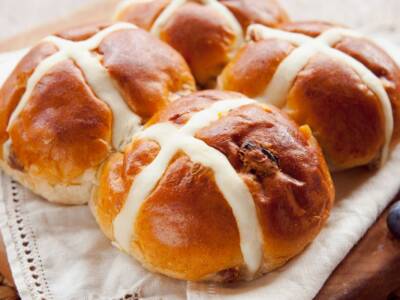 Conoscete gli hot cross buns, i panini dolci di origine inglese?