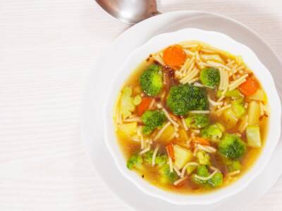 Un piatto che fa bene alla salute, la minestra di pasta e broccoli alla romana