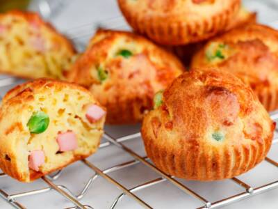 Soffici muffin salati prosciutto e piselli: perfetti per un aperitivo originale
