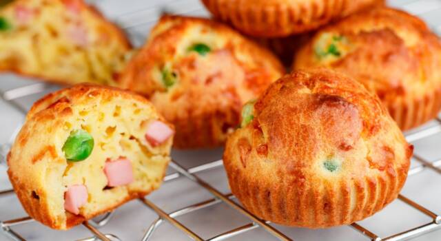 Soffici muffin salati prosciutto e piselli: perfetti per un aperitivo originale