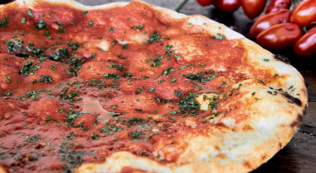 Pizza rianata alla trapanese, la ricetta siciliana piena zeppa di origano!
