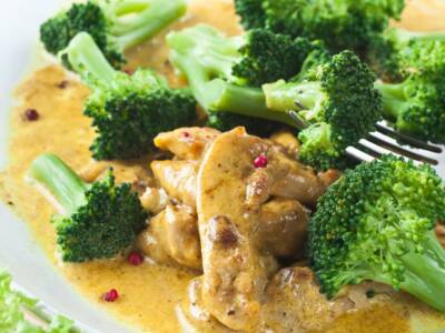 Pollo con crema di broccoli, gustoso e leggero