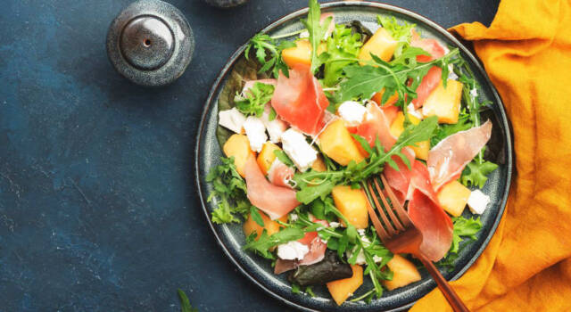 Fate largo a una ricetta estiva semplicissima: l&#8217;insalata di melone e rucola!