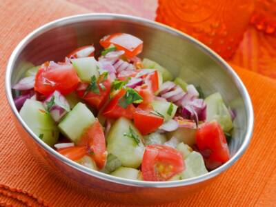 Cetrioli, cipolle, peperoni e pomodori: ecco l’insalata indiana!
