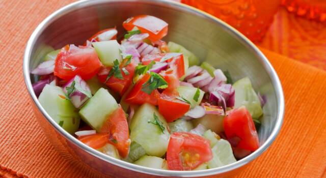 Cetrioli, cipolle, peperoni e pomodori: ecco l&#8217;insalata indiana!