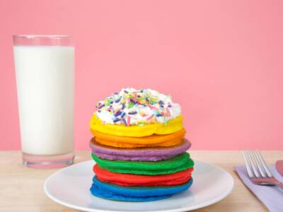 Rainbow pancake: la ricetta dei dolcetti facili e deliziosi