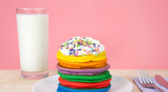 Rainbow pancake: la ricetta dei dolcetti facili e deliziosi