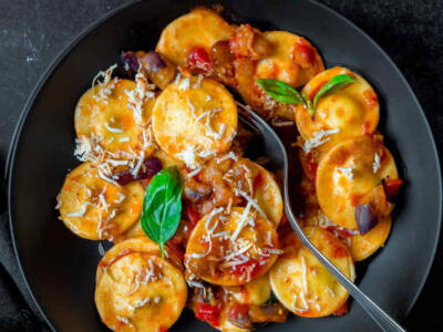 La ricetta dei ravioli di melanzane è rigorosamente mediterranea e squisita!