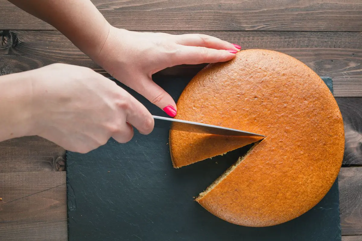 Come tagliare una torta: la guida definitiva