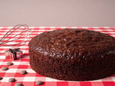 Cercate un dolce goloso? Provate la torta soffice al cioccolato e yogurt