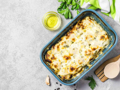 Zucchine gratinate con mozzarella e formaggio: un contorno facile e saporito