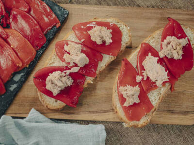 Crostini tonno e peperoni: per un antipasto sfizioso!